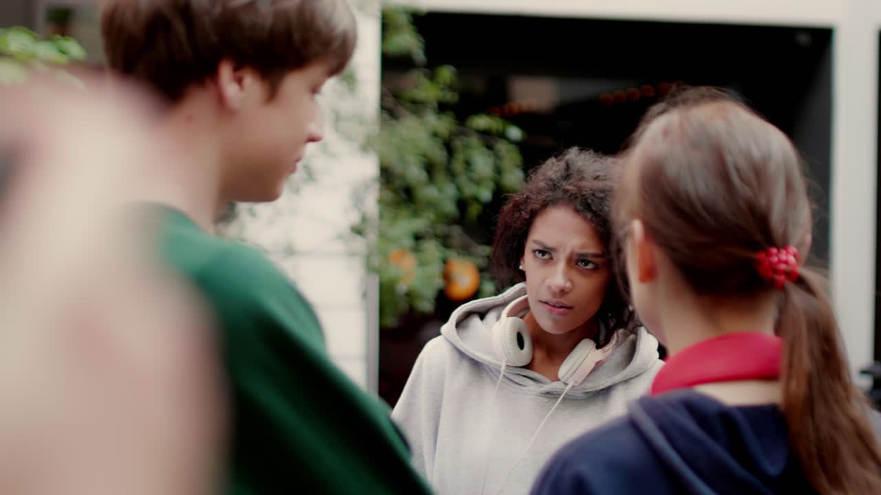 아프리카계 미국인 소녀와 그녀의 친구들이 대학 캠퍼스에 있습니다.