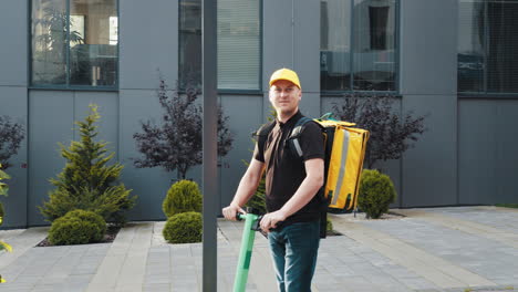 persona de entrega en scooter eléctrico