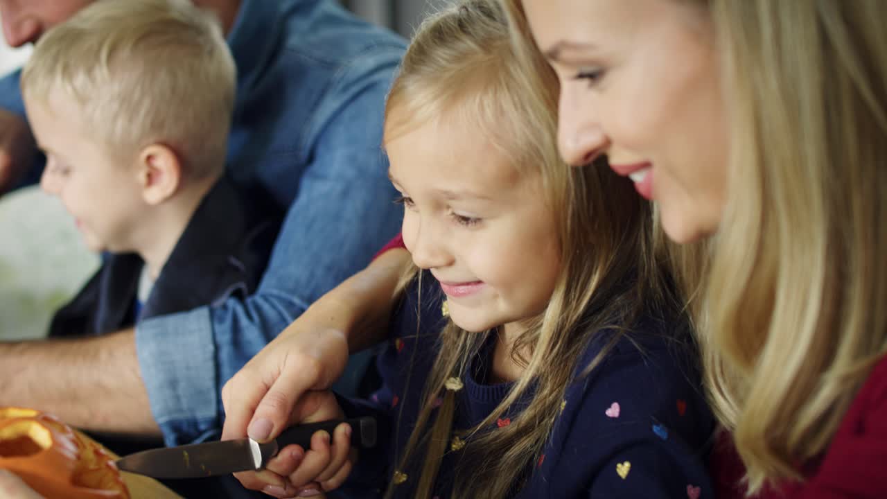 어머니 와 딸 이 조각 된 호박 을 만들고 있다