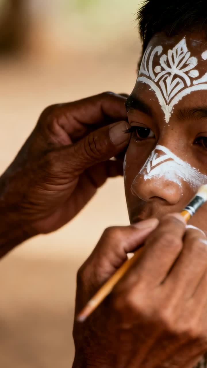 Close-up de uma Pessoa Recebendo Pintura Facial Branca Tradicional