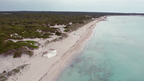 el paraíso prístino y las aguas turquesas de la playa de es trenc en las islas baleares en mallorca, españa