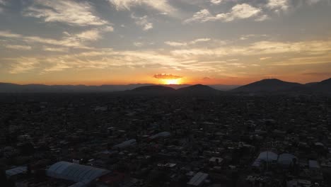 brilla sobre ecatepec, la tarde desciende sobre la extensión urbana de la ciudad de méxico