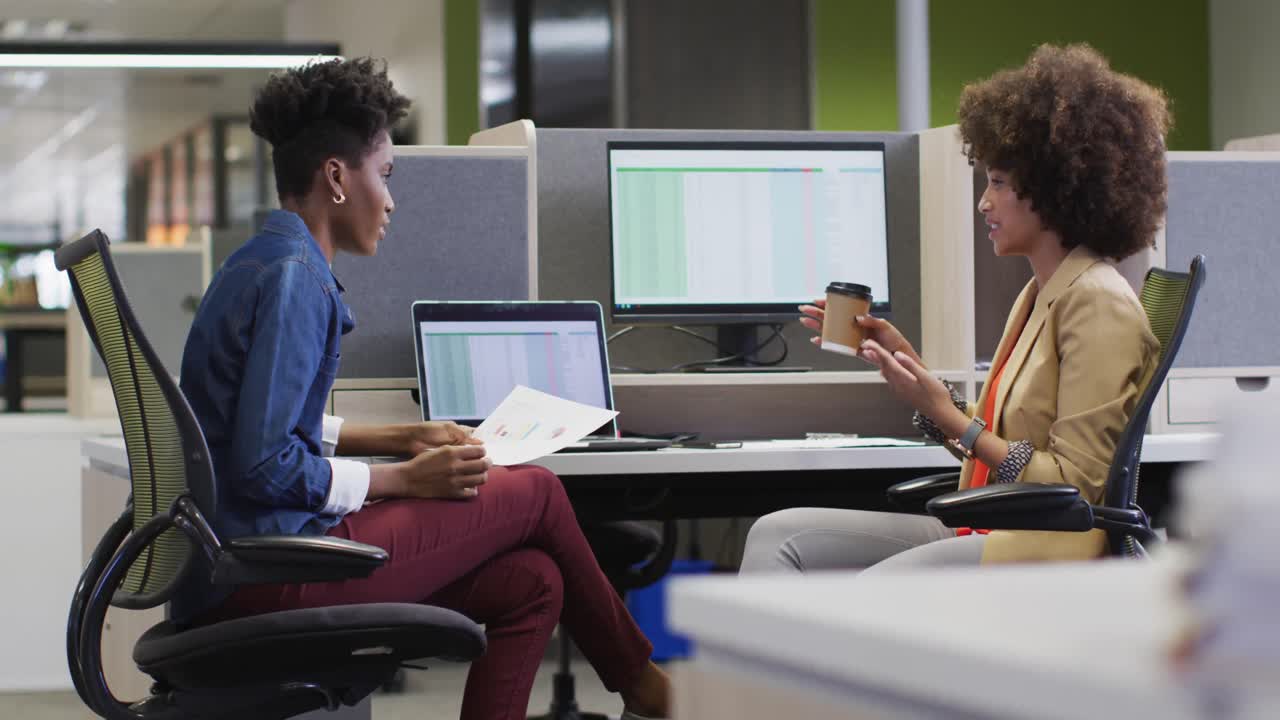 vídeo de diversas mujeres de negocios trabajando en un proyecto y usando una computadora portátil