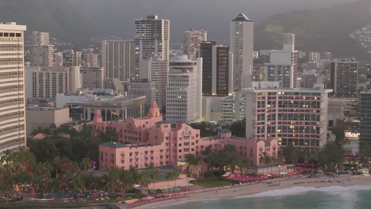 Vista aerea all'indietro di resort di lusso a Waikiki dopo il tramonto a Honolulu