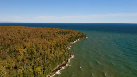 El-Lago-Turquesa-Se-Encuentra-Con-El-Colorido-Bosque-Otoñal