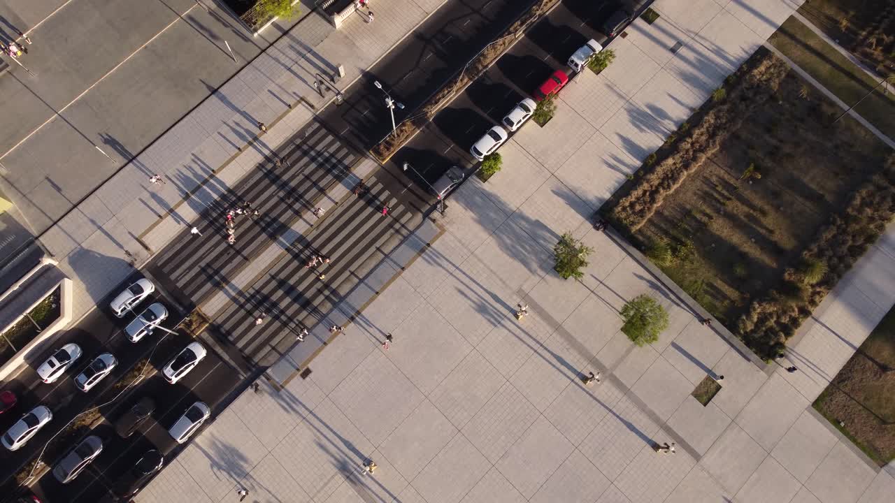 gente cruzando la calle peatonal del centro de la ciudad de buenos aires al atardecer, argentina