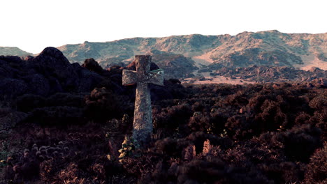 cruz de piedra en un paisaje de montaña
