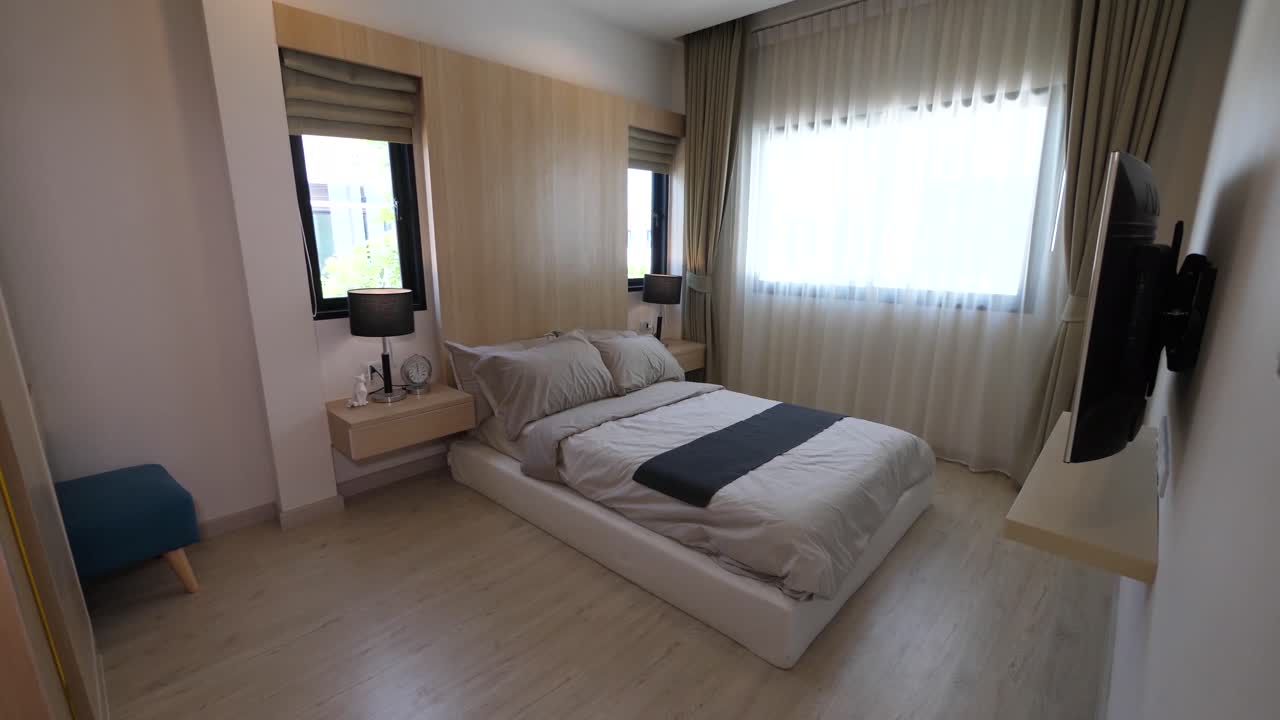 현대적이고 세련된 가구가 완비된 마스터 침실 장식