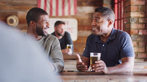 Zwei-Männliche-Freunde-Treffen-Sich-In-Einer-Sportbar-Und-Genießen-Vor-Dem-Spiel-Einen-Drink