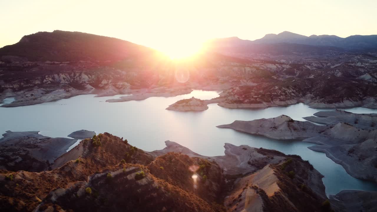 Pôr do sol nas ravinas de Gebas, na Espanha, com sua aparência espetacular que lembra uma paisagem lunar.