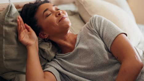 mujer relajándose en la cama