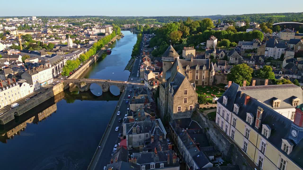 Pemandangan kota Laval, Château de Laval, Château-Neuf, jembatan Pont Vieux, dan Mayenne, Prancis. Mundur dari udara