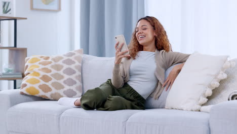 mujer joven enviando mensajes de texto en las redes sociales