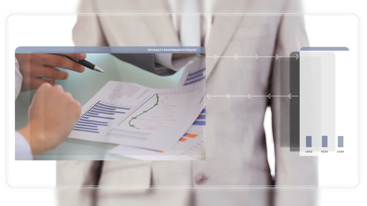 hombre desplazando videos de personas de negocios trabajando