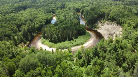 el gran río este serpentea a través del hermoso bosque creando una gran curva, parque de punta de flecha, antena