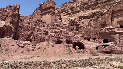 el valle de petra en wadi musa, jordania con el tesoro en medio de un paisaje rocoso y montañoso, un sitio del patrimonio de la unesco, el antiguo reino nabateo 4k establecer disparo
