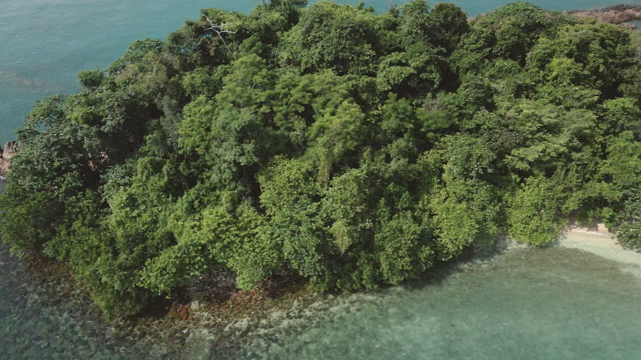 toma aérea de camiones de una pequeña isla tropical en asia
