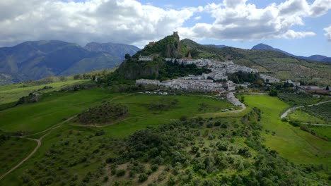 montañas verdes en las tierras altas