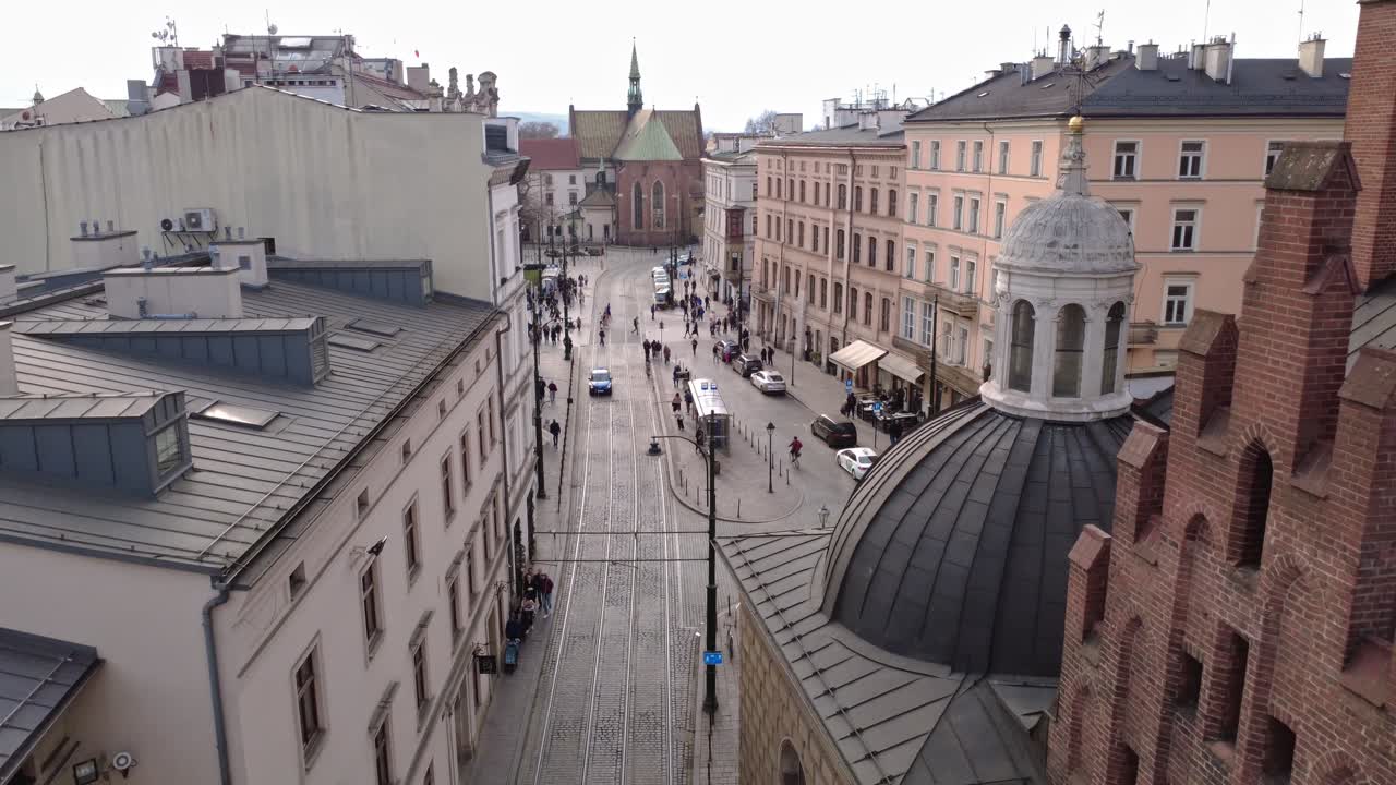 Veduta aerea di una trafficata strada di città europea con binari del tram ed edifici storici