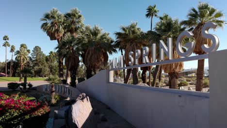 palm springs, kalifornien willkommen-schild am eingang der stadt mit vorbeifahrenden autos