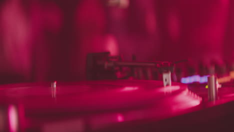 actuación de dj en un club nocturno de neón