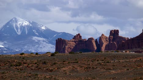 Scenic-drive-at-the-Arches-National-Park