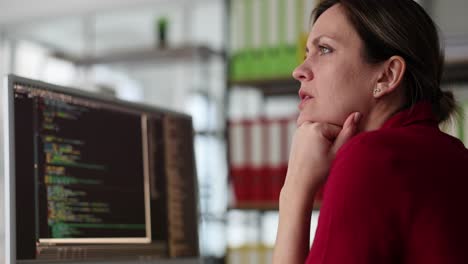 programadora que trabaja en una computadora en la oficina