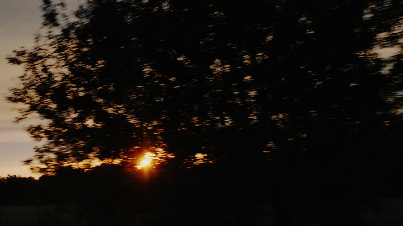 hermosa puesta de sol en el campo y montañas en el fondo 2