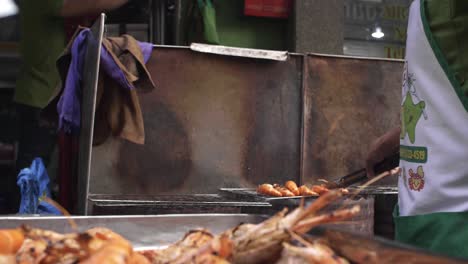 Vendedor-de-asar-camarones-en-el-puesto-de-comida