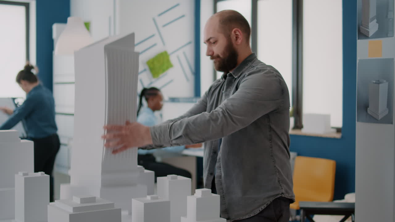 Diseño arquitectónico y planificación urbanística en una oficina moderna