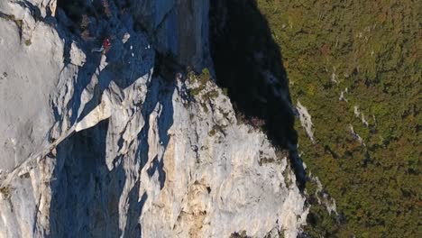 fotografía aérea de un hombre saltando en cámara lenta desde un acantilado en choranche