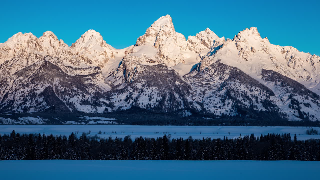 Time-lapse della luce dell'alba che scende lungo i versanti delle montagne nel Parco Nazionale del Grand Teton