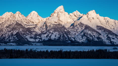 Lapso-De-Tiempo-De-La-Luz-Del-Amanecer-Bajando-Por-Las-Caras-De-La-Montaña-En-El-Parque-Nacional-Grand-Teton