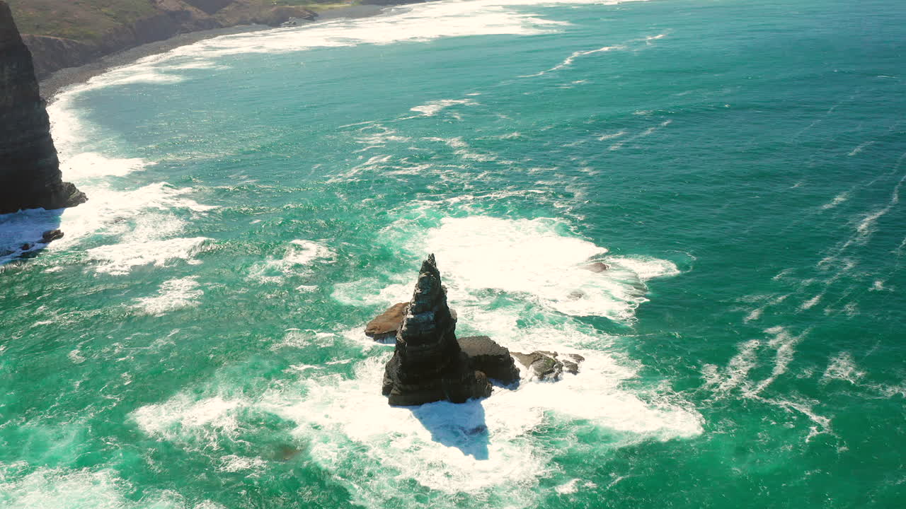 antena: los acantilados cerca de la ciudad de arrifana en portugal