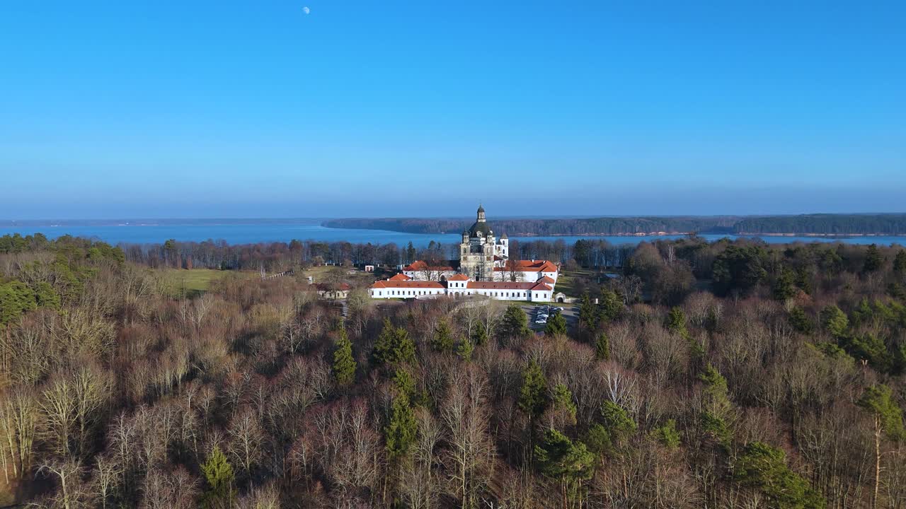 Monastero isolato di Pazaislis nel mezzo di una foresta europea. Veduta aerea.