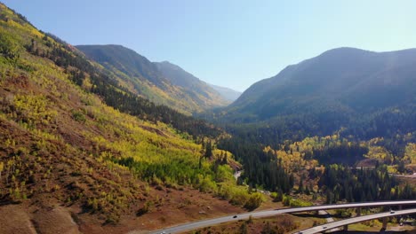 Colorido-Amarillo-Verde-Naranja-Otoño-Valle-De-Bosques-De-Montaña-Rocosa-En-El-Campo-De-Colorado