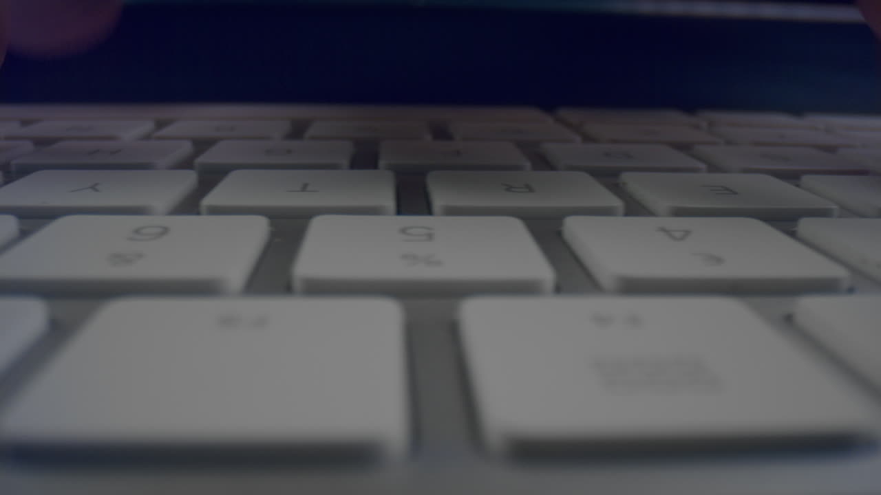 키보드 버튼을 누르는 사람