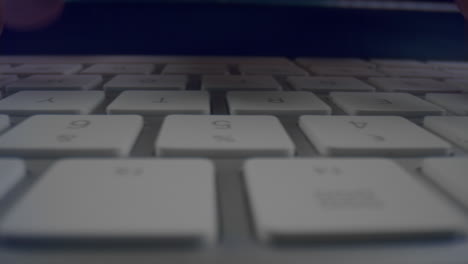 persona que presiona los botones en el teclado