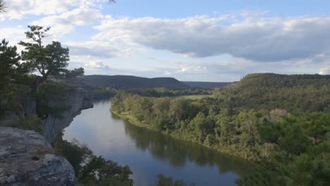 vistas al río blanco cerca de calico rock vista del río arkansas desde un alto acantilado panoramización a la izquierda a última hora de la tarde