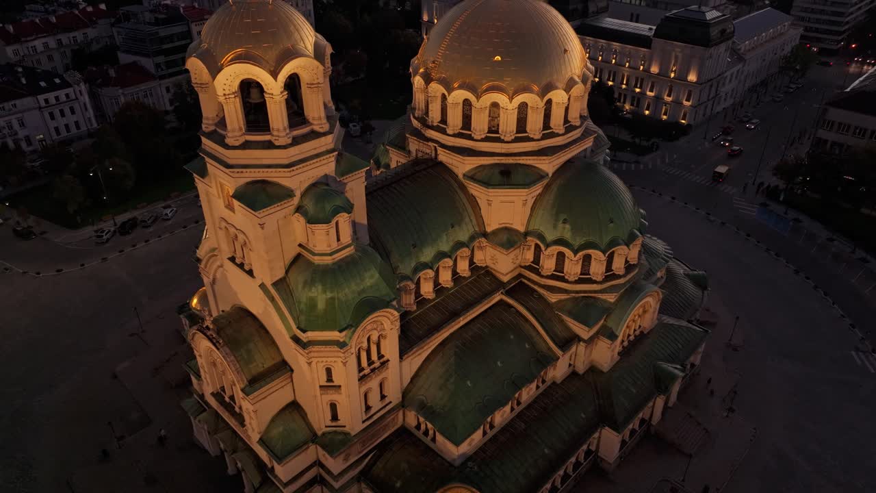 Gyllene ljus badar katedralen och hustaken i Sofia, Bulgarien.