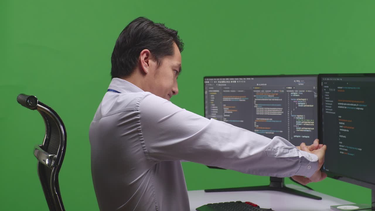 hombre trabajando en una computadora