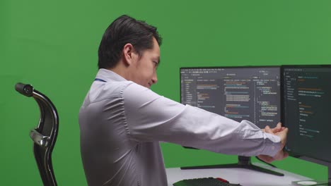 컴퓨터 에서 일 하는 사람