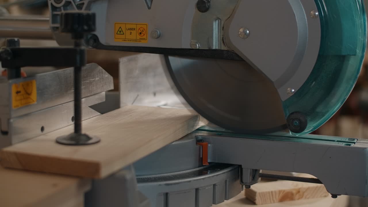 плотник разрезает древесину с помощью автоматической круговой пилы, производство мебели, медленное плотничество, производство изделий из древесины, 4k dci 60p prores 422 hq 10 bit