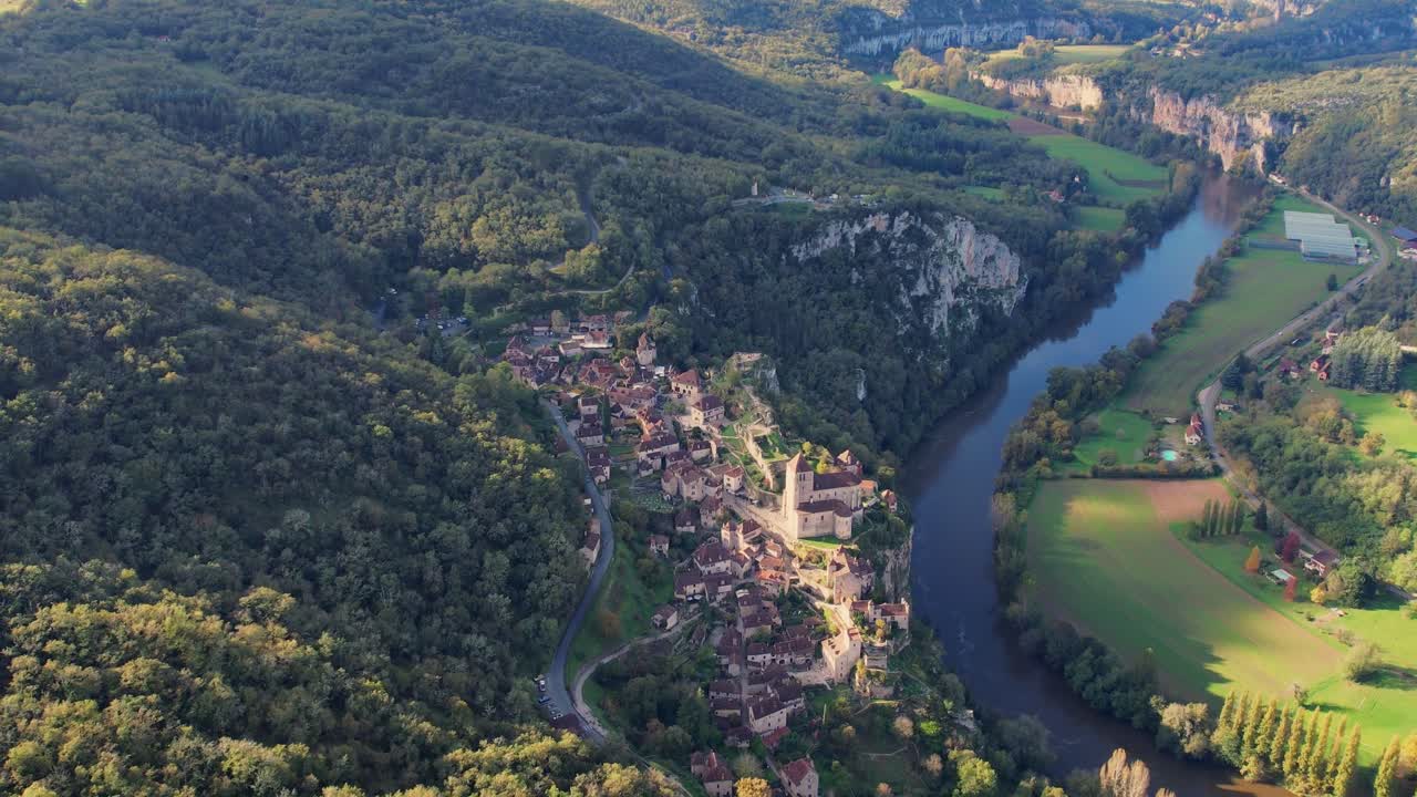 Fiume Lot e Saint Cirq Lapopie con viste panoramiche dall'alto