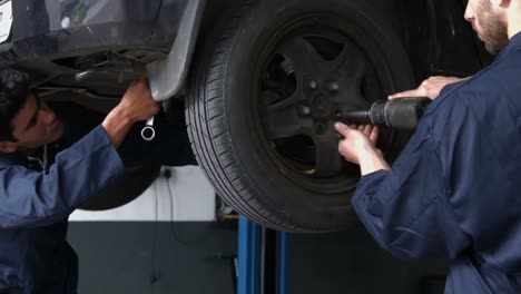 un guapo mecánico reparando un coche