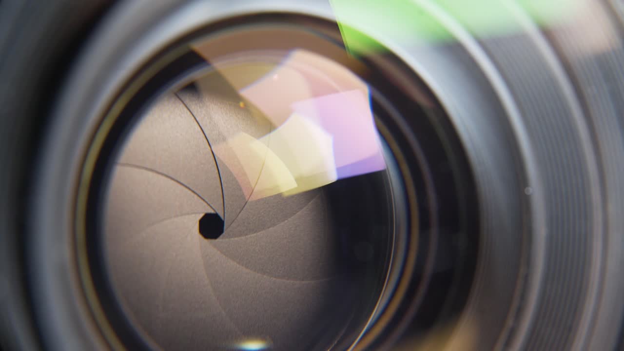 클릭 해제된 렌즈에서 검은색 배경으로 빠르게 열리고 닫히는 조리개 블레이드