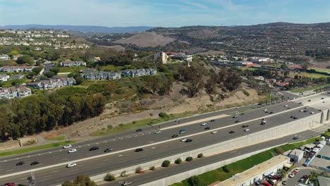 Vista-Aérea-De-La-Vivienda-Del-Lado-Del-Acantilado-Sobre-La-Autopista-Cinco-En-San-Clemente,-California