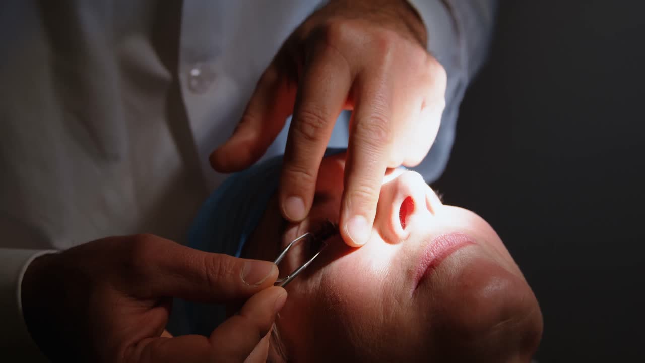 Optometrista che esamina gli occhi del paziente con apparecchiature per test della vista in clinica 4k