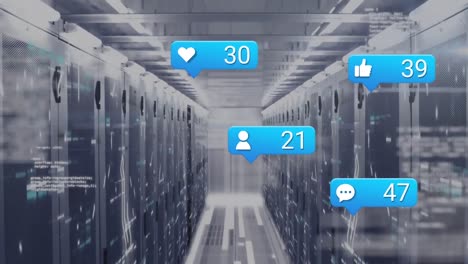 animación de iconos de redes sociales y procesamiento de datos contra cuadrados de mosaico sobre la sala de servidores de computadoras.