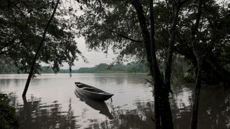 Barco-De-Madera-Flotando-En-Las-Tranquilas-Aguas-Del-Río-En-La-Selva-Amazónica-De-Ecuador